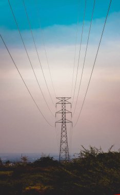 Elektrik direği gün batımının arka planında.