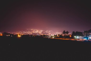 Arjono Dağı eteğindeki gece ışıklarının görüntüsüne Endonezya 'nın doğusundaki Batu şehrinden tanık olundu.