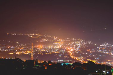 Arjono Dağı eteğindeki gece ışıklarının görüntüsüne Endonezya 'nın doğusundaki Batu şehrinden tanık olundu.