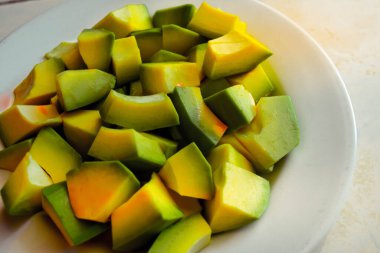 Avokado beyaz bir tabağa bölünür.