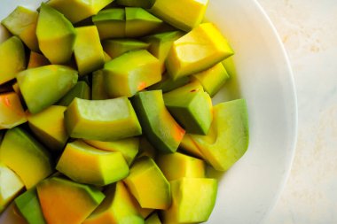 Avokado beyaz bir tabağa bölünür.