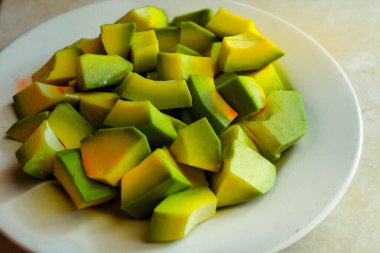 Avokado beyaz bir tabağa bölünür.