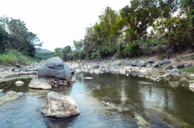 Vahşi kayalık nehrin güzelliği, dağlardan akan sular Biting, Ponorogo, Doğu Java, Endonezya köyü