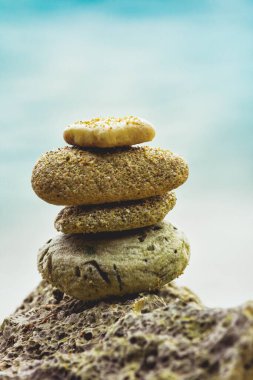 Kayalar Pacitan, Endonezya 'daki plajın kenarına düzgünce yerleştirilmiş.