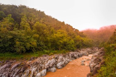 Endonezya, Pacitan 'daki sularla dağlardaki nehir manzarası