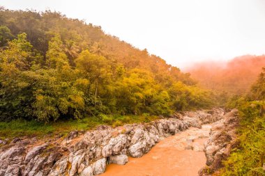 Endonezya, Pacitan 'daki sularla dağlardaki nehir manzarası