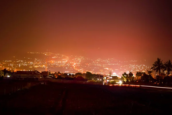 Arjono Dağı eteğindeki gece ışıklarının görüntüsüne Endonezya 'nın doğusundaki Batu şehrinden tanık olundu.