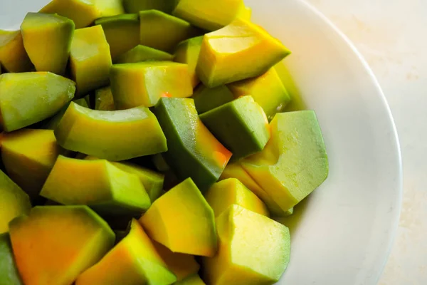 Avocado Wird Auf Einem Weißen Teller Gespalten — Stockfoto