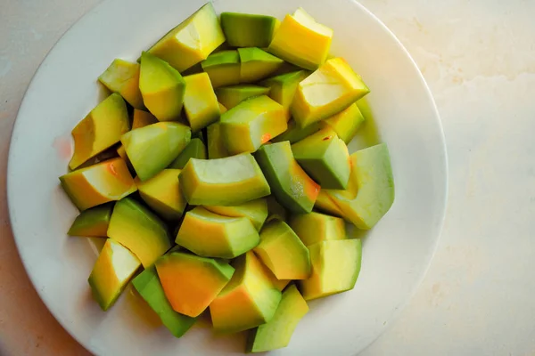 Avocado Wird Auf Einem Weißen Teller Gespalten — Stockfoto