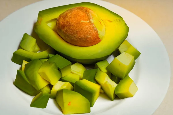 Avocado Wird Auf Einem Weißen Teller Gespalten — Stockfoto