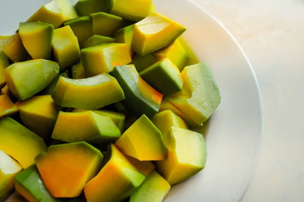 Avocado Wird Auf Einem Weißen Teller Gespalten — Stockfoto