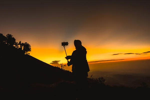 Güneş Argosari Köyü 'nün tepesinden Bromo Tengger Semeru Ulusal Parkı, Doğu Java, Endonezya' da 2900 metre yükseliyor. 