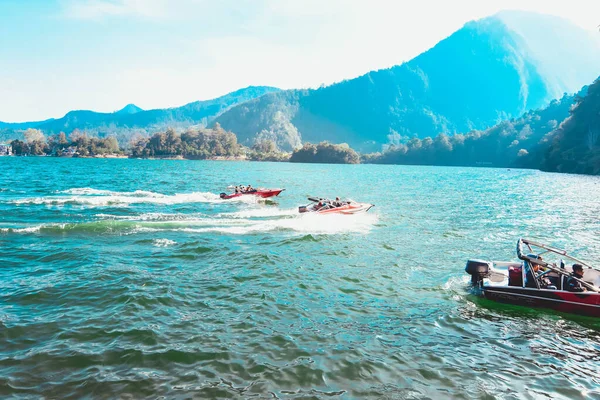 Magetan Indonezja Kwietnia 2019 Podróżujący Cieszą Się Wodą Wynajmując Motorówkę — Zdjęcie stockowe