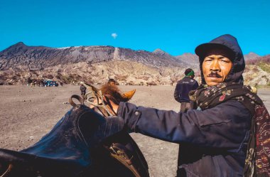 Surabaya, Endonezya - 13 Temmuz 2004: At, Savana, Bromo Dağı, Doğu Java, Endonezya 'yı ziyaret eden turistler için ana ulaşım aracı