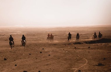 Surabaya, Endonezya - 13 Temmuz 2004: At, Savana, Bromo Dağı, Doğu Java, Endonezya 'yı ziyaret eden turistler için ana ulaşım aracı