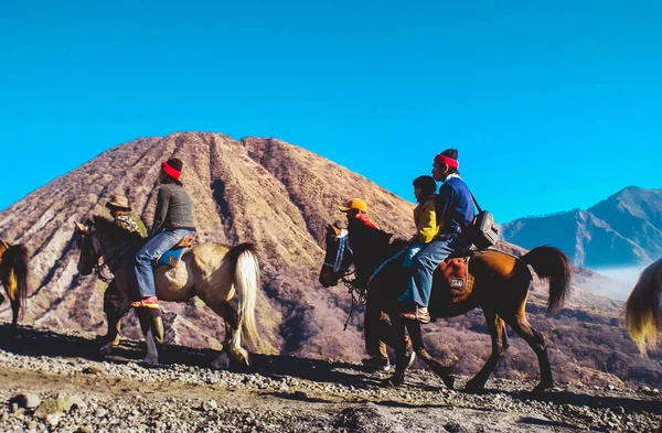 Surabaya Indonézia Július 2004 Közlekedési Turisták Látogató Savana Mount Bromo — Stock Fotó