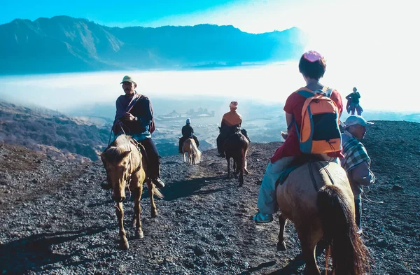 Surabaya Indonézia Július 2004 Közlekedési Turisták Látogató Savana Mount Bromo — Stock Fotó