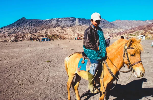 Surabaya Indonézia Július 2004 Közlekedési Turisták Látogató Savana Mount Bromo — Stock Fotó