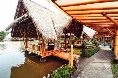 Surabaya, Endonezya - 28 Mart 2019: Restoranın atmosferi, Gubug Makan Mang Eking adlı balık havuzunun üzerindeki bambu tarafından yapılan bina, Juanda Surabaya, Doğu Java, Endonezya