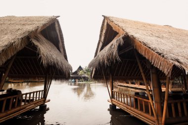 Surabaya, Endonezya - 28 Mart 2019: Restoranın atmosferi, Gubug Makan Mang Eking adlı balık havuzunun üzerindeki bambu tarafından yapılan bina, Juanda Surabaya, Doğu Java, Endonezya