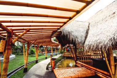 Surabaya, Endonezya - 28 Mart 2019: Restoranın atmosferi, Gubug Makan Mang Eking adlı balık havuzunun üzerindeki bambu tarafından yapılan bina, Juanda Surabaya, Doğu Java, Endonezya