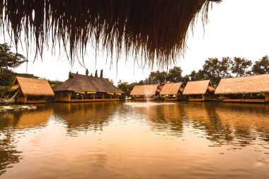 Surabaya, Endonezya - 28 Mart 2019: Restoranın atmosferi, Gubug Makan Mang Eking adlı balık havuzunun üzerindeki bambu tarafından yapılan bina, Juanda Surabaya, Doğu Java, Endonezya