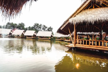 Surabaya, Endonezya - 28 Mart 2019: Restoranın atmosferi, Gubug Makan Mang Eking adlı balık havuzunun üzerindeki bambu tarafından yapılan bina, Juanda Surabaya, Doğu Java, Endonezya