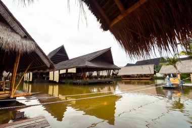 Surabaya, Endonezya - 28 Mart 2019: Restoranın atmosferi, Gubug Makan Mang Eking adlı balık havuzunun üzerindeki bambu tarafından yapılan bina, Juanda Surabaya, Doğu Java, Endonezya