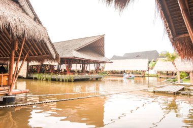 Surabaya, Endonezya - 28 Mart 2019: Restoranın atmosferi, Gubug Makan Mang Eking adlı balık havuzunun üzerindeki bambu tarafından yapılan bina, Juanda Surabaya, Doğu Java, Endonezya