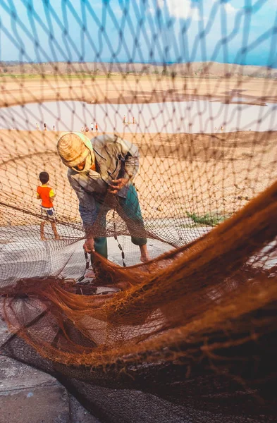 Madiun Indonesia August 2003 Fisherman Fixes His Net Drought Stricken — Stock Photo, Image