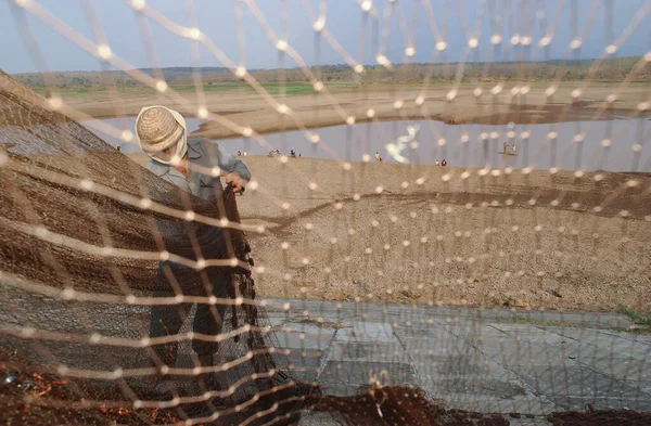 Madiun Indonésia Agosto 2003 Pescador Fixa Sua Rede Perto Uma — Fotografia de Stock