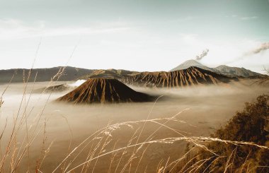 Bromo Dağı aktif bir volkandır ve Endonezya 'nın Doğu Java kentinin en çok ziyaret edilen turistik yerlerinden biridir. Panorama Bromo