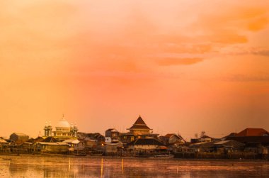 Endonezya 'da, Kenjeran Sahili' nde gün batımını seyrediyorum.
