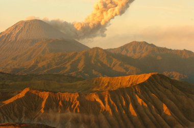 Doğu Java Endonezya 'daki Semeru Dağı ve Bromo Dağı..