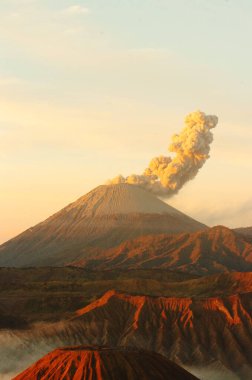 Doğu Java Endonezya 'daki Semeru Dağı ve Bromo Dağı..