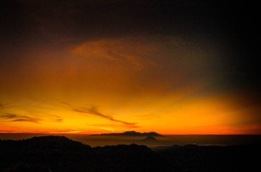 Güneş Bromo Vadisi 'nde, Doğu Java' da, Endonezya 'da doğmadan önce güzel, kırmızımsı sarı bir gün doğumu.