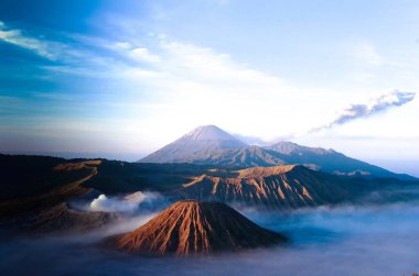 Doğu Java, Endonezya 'da aktif kraterlerle Bromo ve Semeru Dağı' nın doğal güzelliği.