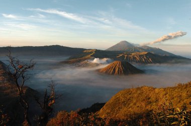 Bromo Dağı aktif bir volkandır ve Endonezya 'nın Doğu Java kentinin en çok ziyaret edilen turistik yerlerinden biridir. Panorama Bromo