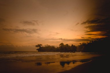 Tulungagung, Doğu Java, Endonezya 'da gün batımında güzel Pelang Sahili