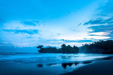 Tulungagung, Doğu Java, Endonezya 'da gün batımında güzel Pelang Sahili