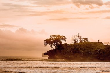 Tulungagung, Doğu Java, Endonezya 'da gün batımında güzel Pelang Sahili