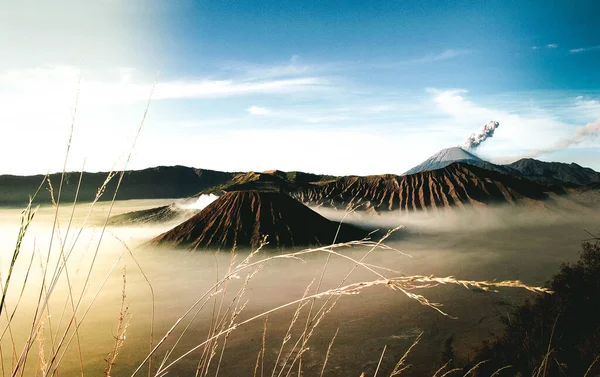 Mount Bromo Ist Ein Aktiver Vulkan Und Eine Der Meistbesuchten — Stockfoto