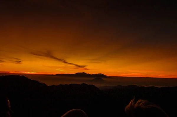 太陽がインドネシアの東ジャワ州ブロモ渓谷に現れる前に 美しい赤黄色の日の出 — ストック写真