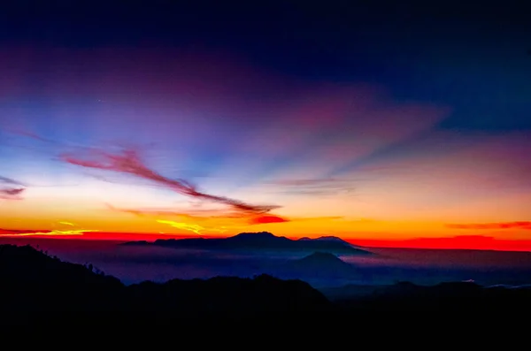 Schöner Rötlich Gelber Sonnenaufgang Bevor Die Sonne Bromo Valley Ostjava — Stockfoto