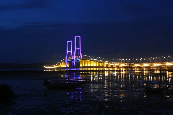 Puente Suramadu Crepúsculo Con Iluminación Colorida Surabaya Indonesia Puente Más — Foto de Stock