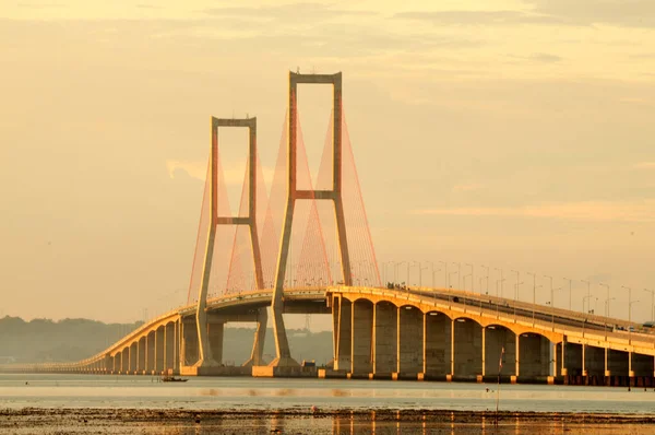Мост Сурамаду Простирается Мадурском Проливе Дневным Светом Заката Самый Длинный — стоковое фото