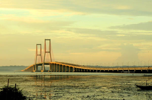 Мост Сурамаду Простирается Мадурском Проливе Дневным Светом Заката Самый Длинный — стоковое фото