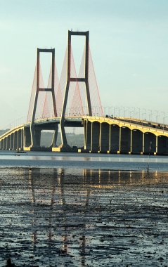 Surabaya, Endonezya 'daki en uzun köprü Alacakaranlık Köprüsü' dür..