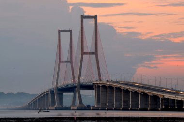 Surabaya, Endonezya 'daki en uzun köprü Alacakaranlık Köprüsü' dür..