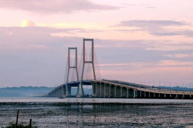 Surabaya, Endonezya 'daki en uzun köprü Alacakaranlık Köprüsü' dür..